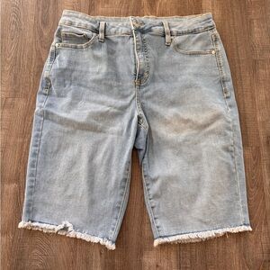 Women’s Style & Co Distressed Light Blue Denim Bermuda Shorts Size 12💙